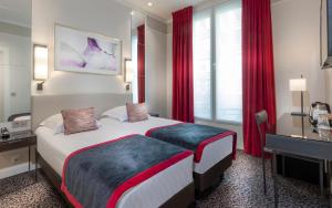 パリにあるオテル デュ ボワ シャンゼリゼのベッド2台と赤いカーテンが備わるホテルルームです。