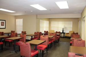 ヒューストンにあるエクステンデット ステイ アメリカ ヒューストン メディカル センター NGRパーク ブレイズウッド ブルバードのダイニングルーム(テーブル、赤い椅子付)