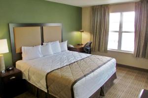 Extended Stay America Suites - Portland - Hillsboro في هيلزبورو: غرفه فندقيه بسرير ونافذه