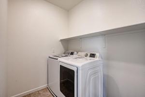 Φωτογραφία από το άλμπουμ του Minimum Three months rental Stunning Lake home close to Bart, Marina, Boating σε Oakley