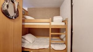 a bunk bed room with a bunk bedewayewayangering at Relais S9 in Saint-Jean-d'Aulps