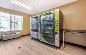 una máquina de refrescos en una habitación junto a una ventana en Extended Stay America Suites - Seattle - Bellevue - Factoria en Bellevue