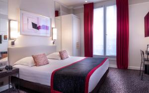 En eller flere senge i et værelse på Hôtel Du Bois Champs-Elysées