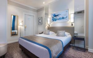 1 dormitorio con 1 cama grande en una habitación de hotel en Hôtel Du Bois Champs-Elysées en París