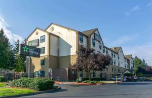 a building with a street sign in front of it at Extended Stay America Suites - Seattle - Everett - North in Everett