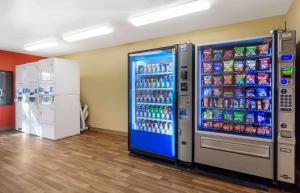 uma máquina de venda automática de refrigerantes numa sala com bebidas em Extended Stay America Suites - Seattle - Everett - North em Everett