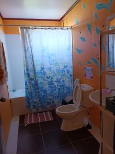 HARE KAI MOA في هانجا روا: حمام مع ستارة دش ومرحاض