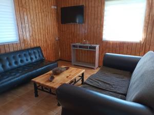 HARE KAI MOA في هانجا روا: غرفة معيشة مع أريكة وطاولة قهوة
