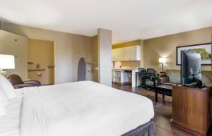 ein Hotelzimmer mit einem Bett und einem Wohnzimmer in der Unterkunft Extended Stay America Suites - Seattle - Everett - Silverlake in Murphys Corner