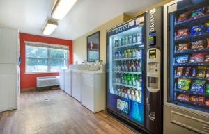 Eine Soda-Maschine in einem Laden mit Getränken darin in der Unterkunft Extended Stay America Suites - Seattle - Everett - Silverlake in Murphys Corner