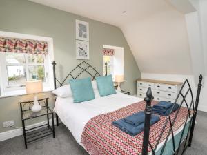um quarto com uma cama com almofadas azuis em Upper Vestry em Llandysul