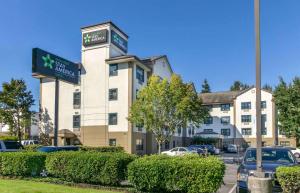 a building with a sign in front of a parking lot at Extended Stay America Suites - Seattle - Lynnwood in Lynnwood