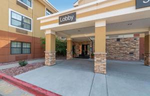 eine Lobby eines Hotels mit einem Schild, das die Lobby liest in der Unterkunft Extended Stay America Suites - Colorado Springs - West in Colorado Springs