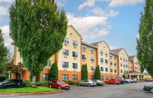 een groot appartementencomplex met auto's geparkeerd op een parkeerplaats bij Extended Stay America Suites - Seattle - Kent in Kent