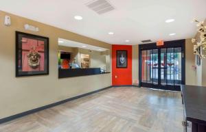 um quarto vazio com piso de madeira e paredes vermelhas em Extended Stay America Suites - Seattle - Kent em Kent