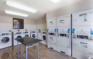 丹佛的住宿－Extended Stay America Select Suites - Denver - Cherry Creek，洗衣房配有洗衣机和桌子