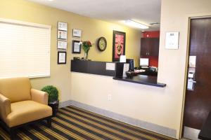 uma sala de espera com uma caixa registadora e uma cadeira em Extended Stay America Select Suites - Denver - Lakewood South em Lakewood