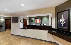 eine Lobby eines Krankenhauses mit einer Rezeption in der Unterkunft Extended Stay America Suites - Denver - Park Meadows in Lone Tree