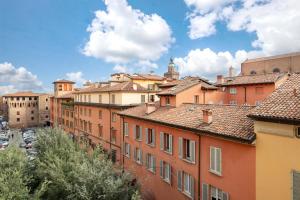 - une vue sur une ville avec des bâtiments dans l'établissement Hotel Brun, à Bologne