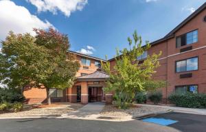 un edificio de ladrillo con árboles delante de él en Extended Stay America Select Suites - Denver - Tech Center South, en Centennial