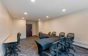 una sala de conferencias con mesa y sillas en Extended Stay America Suites - Denver - Tech Center South - Greenwood Village en Centennial