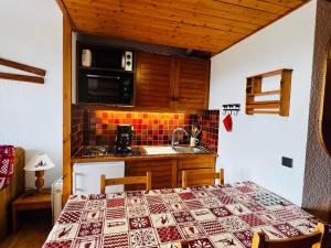 Kuchyň nebo kuchyňský kout v ubytování Les Saisies - Studio+Cabine pour 5 pers, balcon, superbe vue, casier à skis - FR-1-293-136