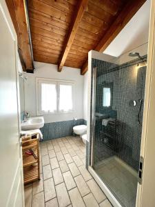 y baño con ducha y lavamanos. en Country house 15km from Bologna, en Budrio