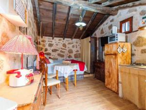 a kitchen with a table and a bed in a room at Live Arico Lagar in Arico el Nuevo
