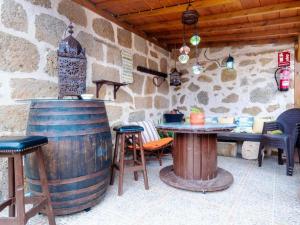 a room with a barrel and a table and chairs at Live Arico Lagar in Arico el Nuevo