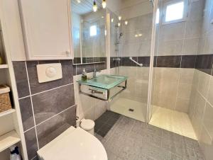 Koupelna v ubytování Emplacement idéal, au calme et proche de la plage + 4 fotografie