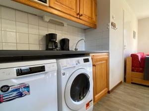 een witte wasmachine en droger in een keuken bij Appartement Valfréjus, 4 pièces, 8 personnes - FR-1-265-177 in Valfréjus