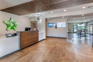an office lobby with a reception desk and wooden floors at Extended Stay America Suites - Colonial Heights - Fort Lee in Colonial Heights
