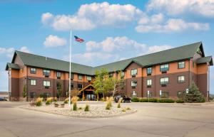 a building with an american flag in front of it at Extended Stay Americas Suites - Minot in Minot