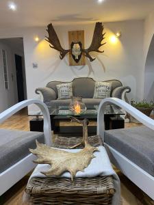 uma sala de estar com um sofá e uma mesa em Apartament Skandynawski em Nowe Worowo