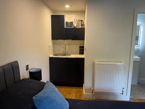 Zimmer mit einer Küche, einem Waschbecken und einem Bett in der Unterkunft Green haven in Winford