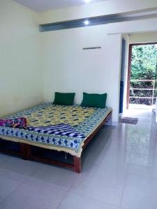 亞蘭博的住宿－Shree Sai Beach Stay，一张位于带窗户的房间的床