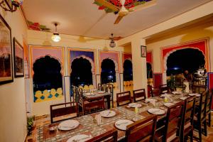 Rajputana Heritage في ساواي مادهوبور: غرفة طعام مع طاولة وكراسي طويلة
