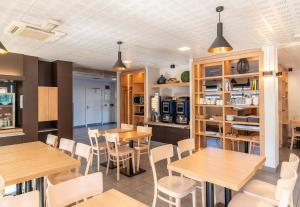 Kuchyň nebo kuchyňský kout v ubytování B&B HOTEL Limoges Centre Gare