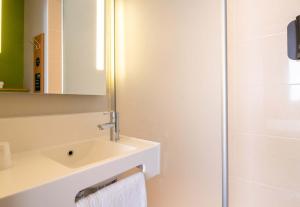 Koupelna v ubytování B&B HOTEL Limoges Centre Gare + 20 fotografií