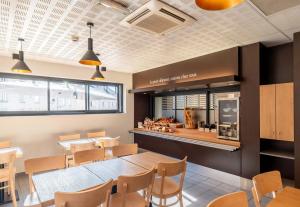 Příslušenství pro přípravu čaje a kávy v ubytování B&B HOTEL Limoges Centre Gare