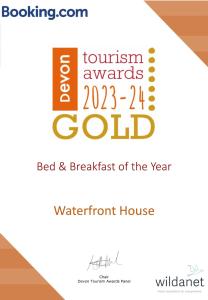 een poster voor het goud en het ontbijt van het jaar waterford house bij Waterfront House in Dartmouth