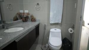 bagno con servizi igienici bianchi e lavandino di Casa Elegante, Cómoda y Relax a Santa Cruz de la Sierra