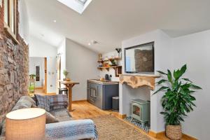 ein Wohnzimmer mit einem Sofa und einem Kamin in der Unterkunft Finest Retreats - Hillfarrow Hideaway in Tiverton