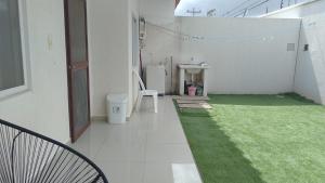 a balcony with a green lawn in a house at Casa Elegante, Cómoda y Relax in Santa Cruz de la Sierra