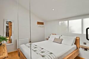 1 dormitorio con 1 cama grande y paredes blancas en Finest Retreats - Hillfarrow Hideaway en Tiverton