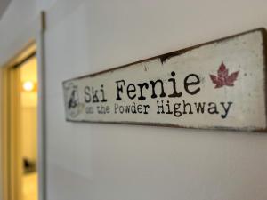 Znak na ścianie z napisem "narciarka i młodsza autostrada" w obiekcie Riverside Condos by Fernie Central Reservations w mieście Fernie