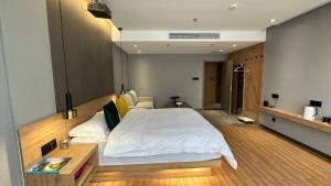 Lanshan Moon Resort في يانغتشو: غرفة نوم كبيرة فيها سرير ابيض كبير