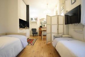 1 Schlafzimmer mit 2 Betten und einem Schreibtisch mit einem Stuhl in der Unterkunft Piccolo Angolo in Città in Castenaso