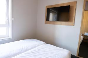 TV a/nebo společenská místnost v ubytování B&B HOTEL Limoges Centre Gare