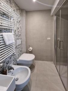 een badkamer met een toilet, een wastafel en een douche bij Borgo Allegri Apartment in Florence